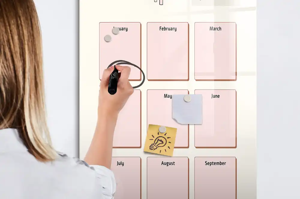 Tablă magnetică de birou pentru calendarul de aniversări