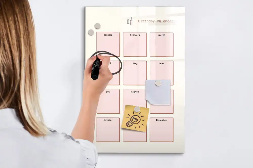 Tablă magnetică de birou pentru calendarul de aniversări