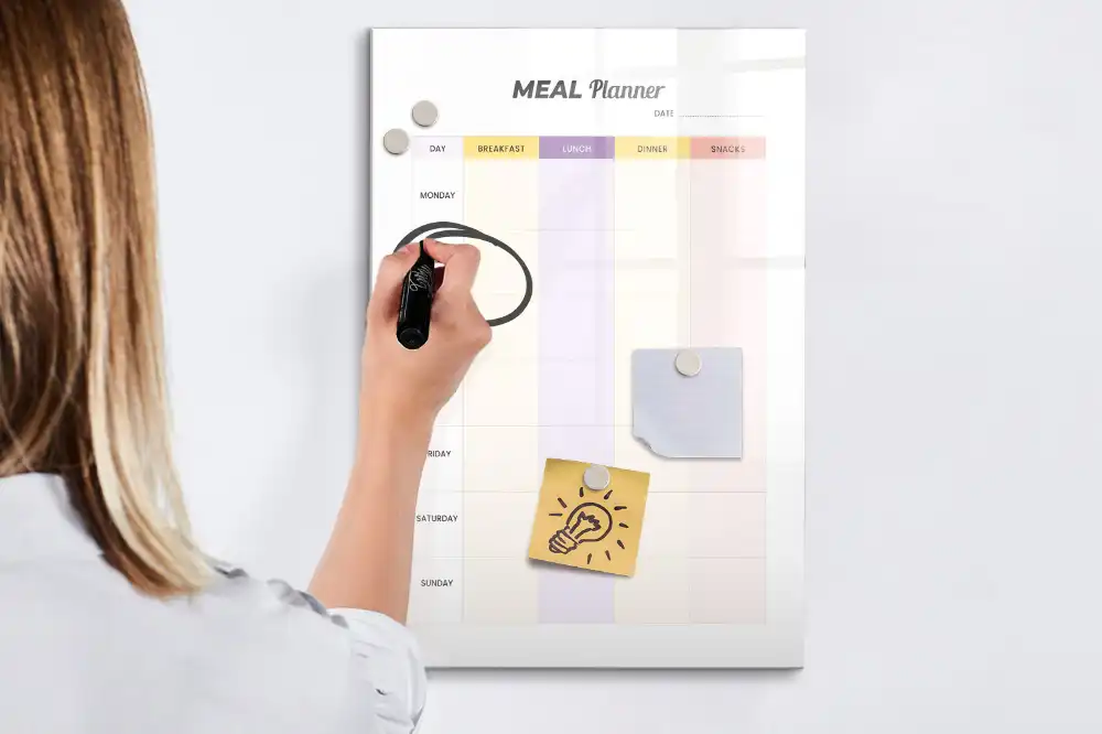 Tablă magnetică pentru planificarea meselor la birou
