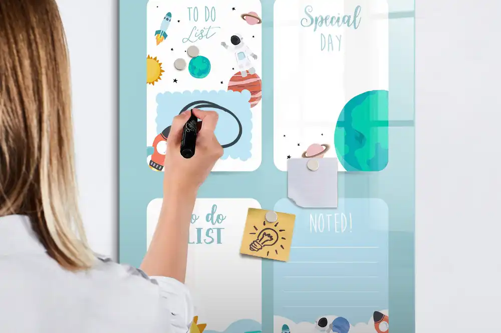 Tablă magnetică de birou cu design calendar cosmic