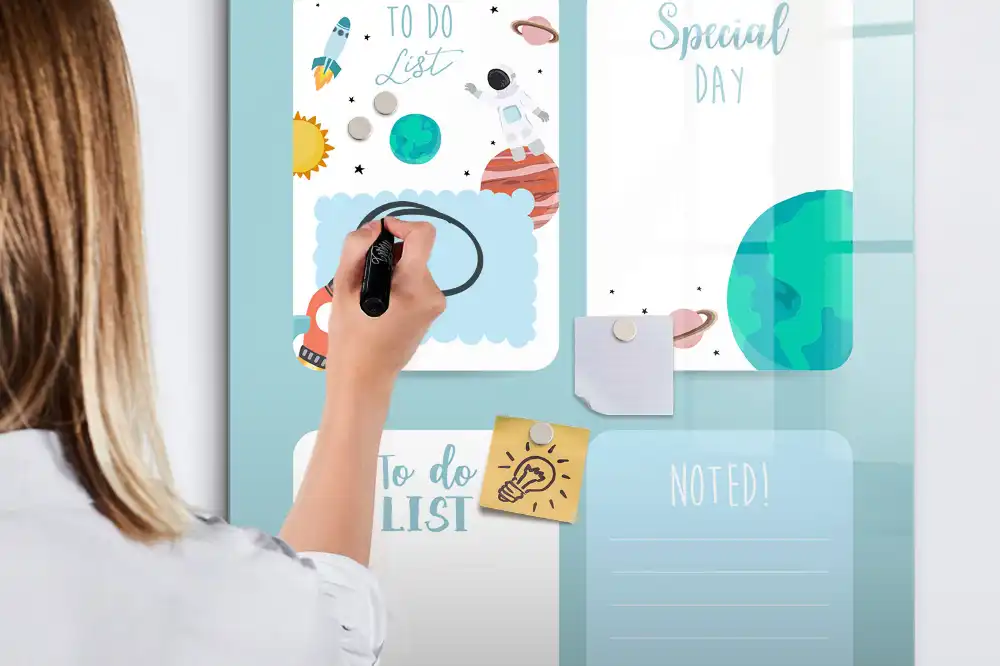 Tablă magnetică de birou cu design calendar cosmic