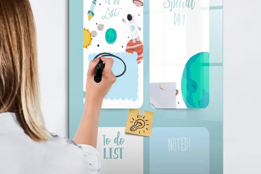 Tablă magnetică de birou cu design calendar cosmic