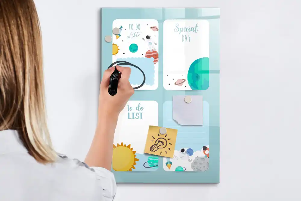 Tablă magnetică de birou cu design calendar cosmic