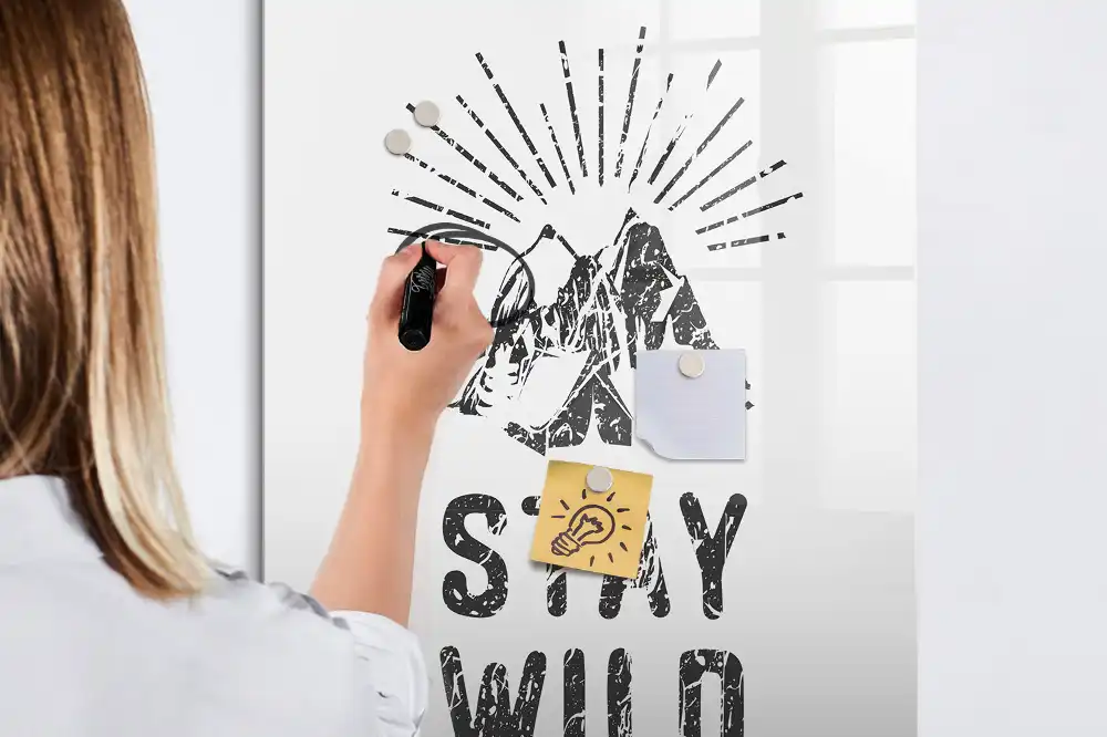 Tablă magnetică de scris cu design montan Stay Wild