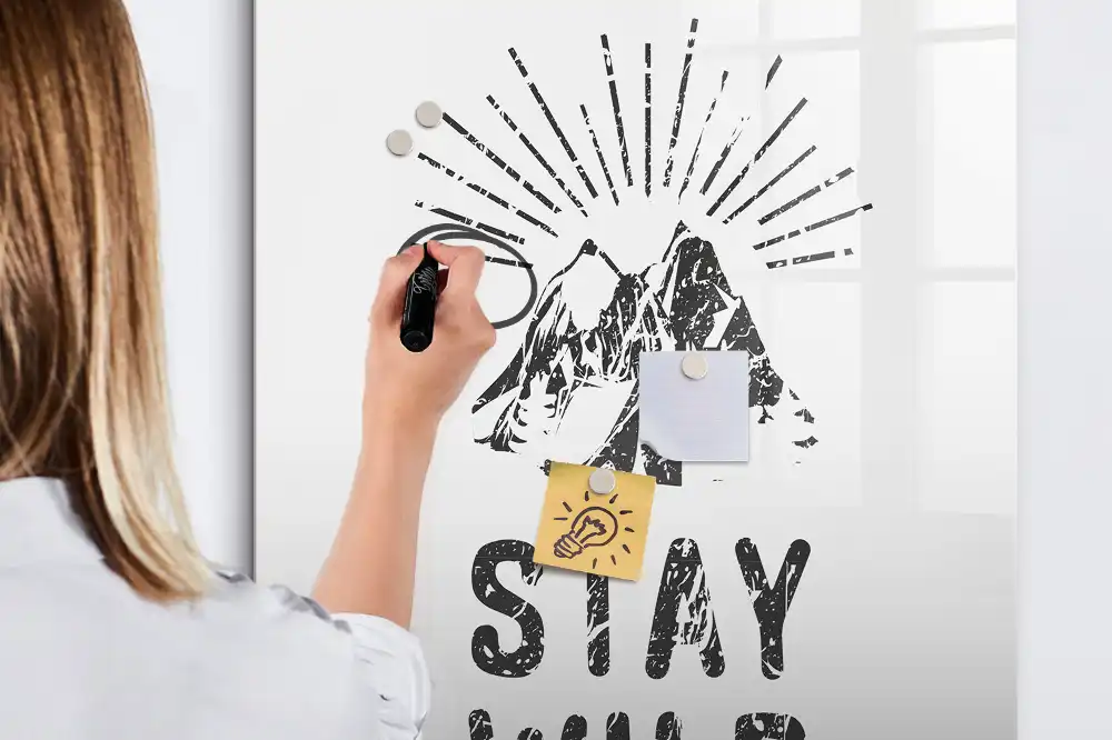Tablă magnetică de scris cu design montan Stay Wild