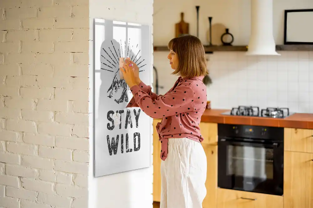 Tablă magnetică de scris cu design montan Stay Wild