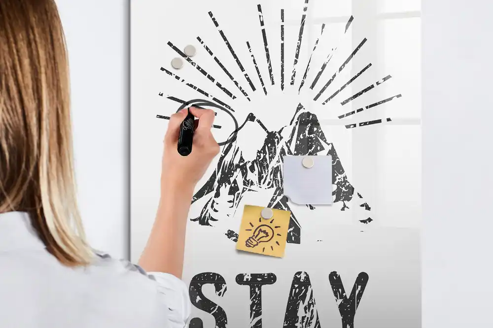 Tablă magnetică de scris cu design montan Stay Wild