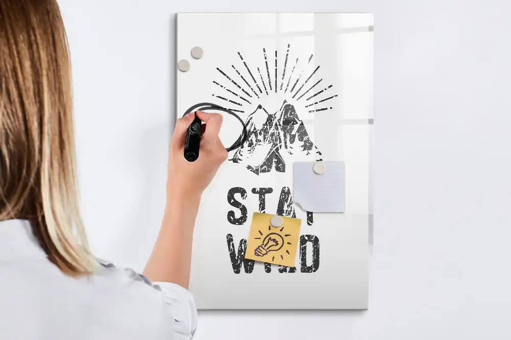 Tablă magnetică de scris cu design montan Stay Wild