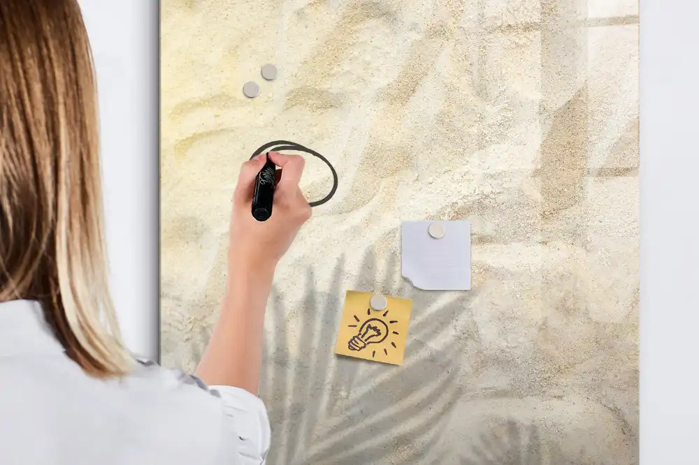 Tablă magnetică de perete în nuanța nisip cald de vară
