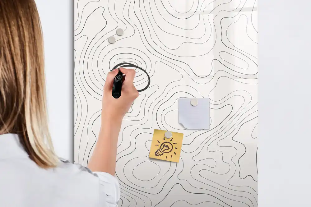 Tablă magnetică cu linii abstracte pentru scris