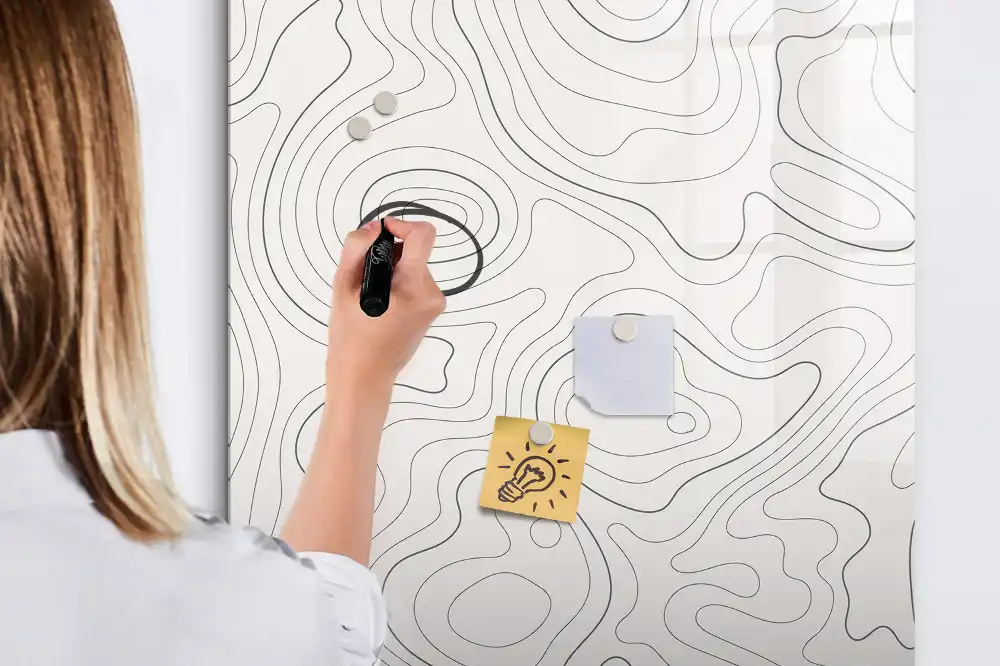 Tablă magnetică cu linii abstracte pentru scris