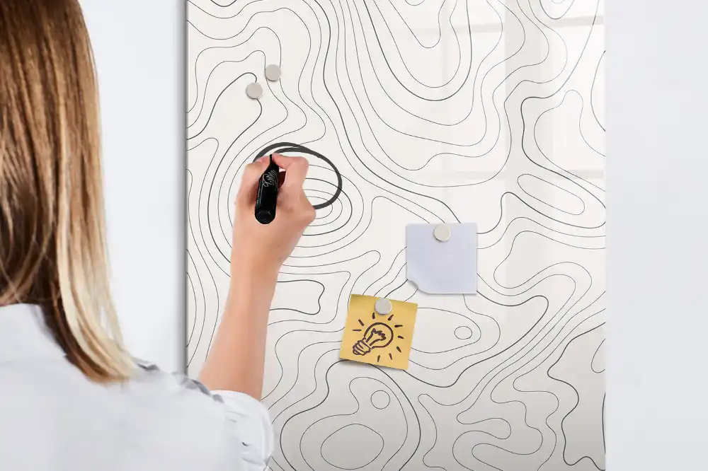 Tablă magnetică cu linii abstracte pentru scris