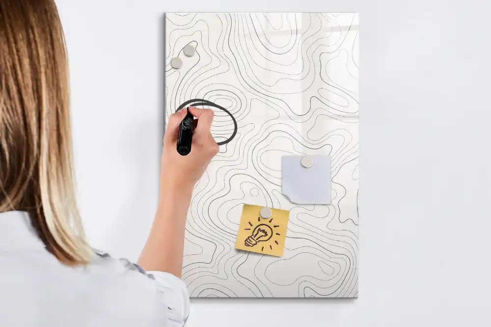 Tablă magnetică cu linii abstracte pentru scris