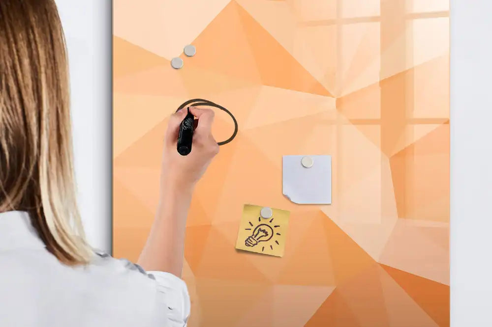 Tablă magnetică de perete cu design din triunghiuri