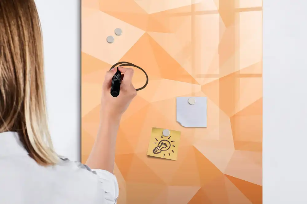 Tablă magnetică de perete cu design din triunghiuri