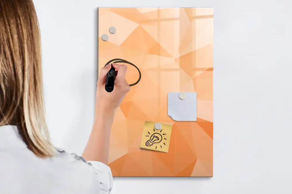 Tablă magnetică de perete cu design din triunghiuri