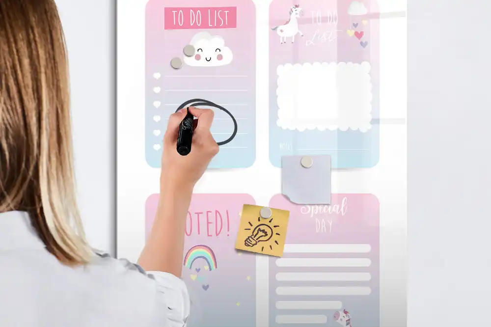 Tablă magnetică pentru organizare birou cu design de basm