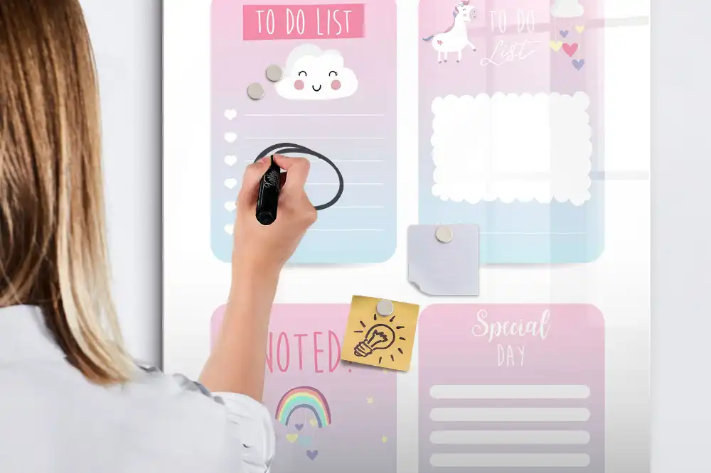 Tablă magnetică pentru organizare birou cu design de basm