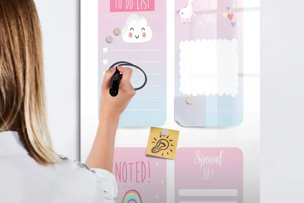 Tablă magnetică pentru organizare birou cu design de basm
