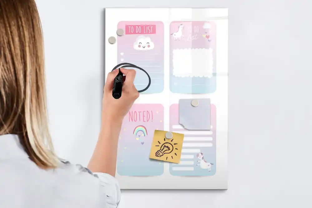 Tablă magnetică pentru organizare birou cu design de basm