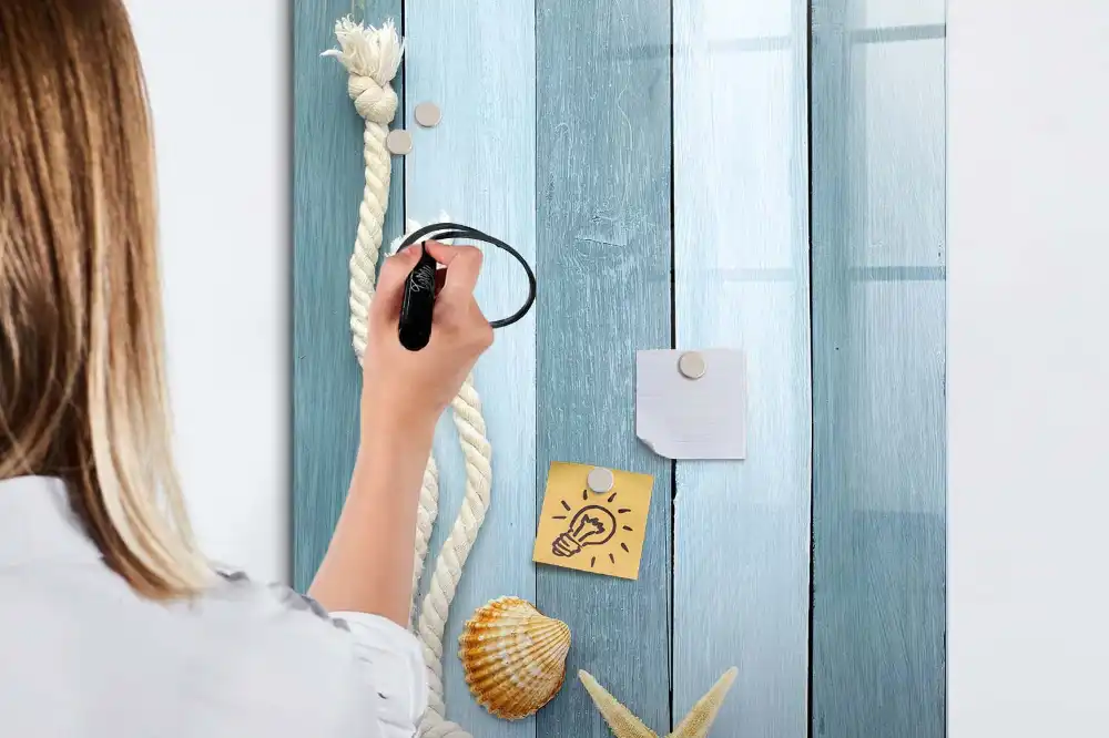 Tablă magnetică de birou cu design cu detalii marine pe scânduri