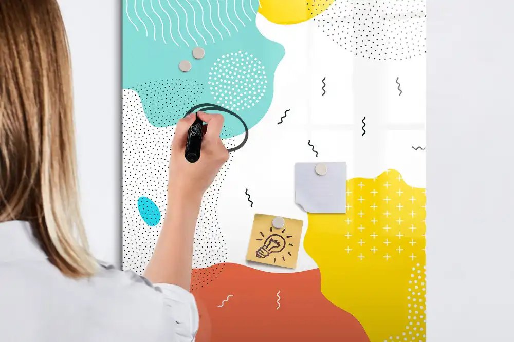 Tablă magnetică de perete cu design abstract pentru schițe rapide
