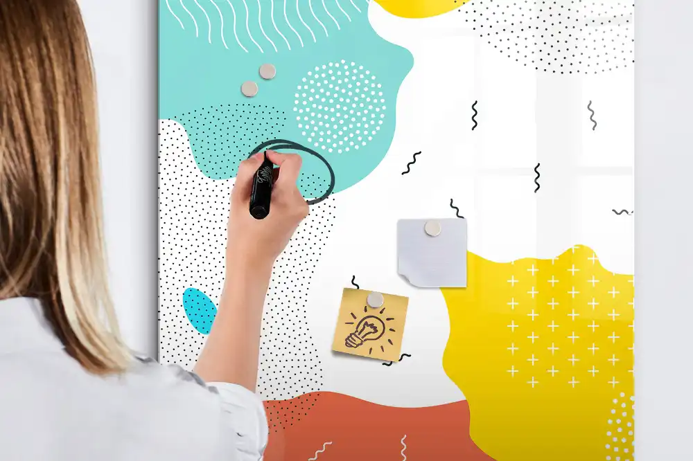 Tablă magnetică de perete cu design abstract pentru schițe rapide