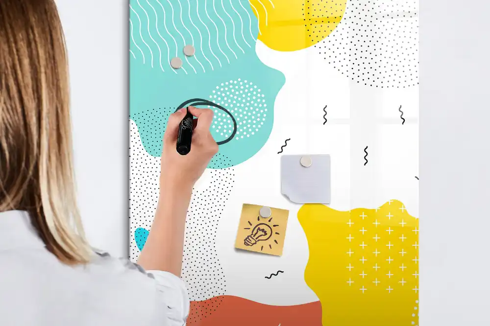 Tablă magnetică de perete cu design abstract pentru schițe rapide