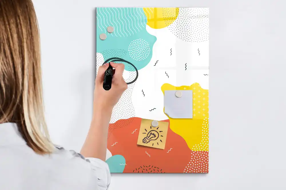 Tablă magnetică de perete cu design abstract pentru schițe rapide