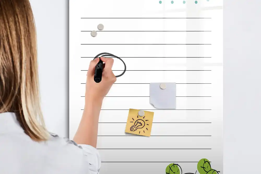 Tablă magnetică de perete pentru organizarea listei de sarcini