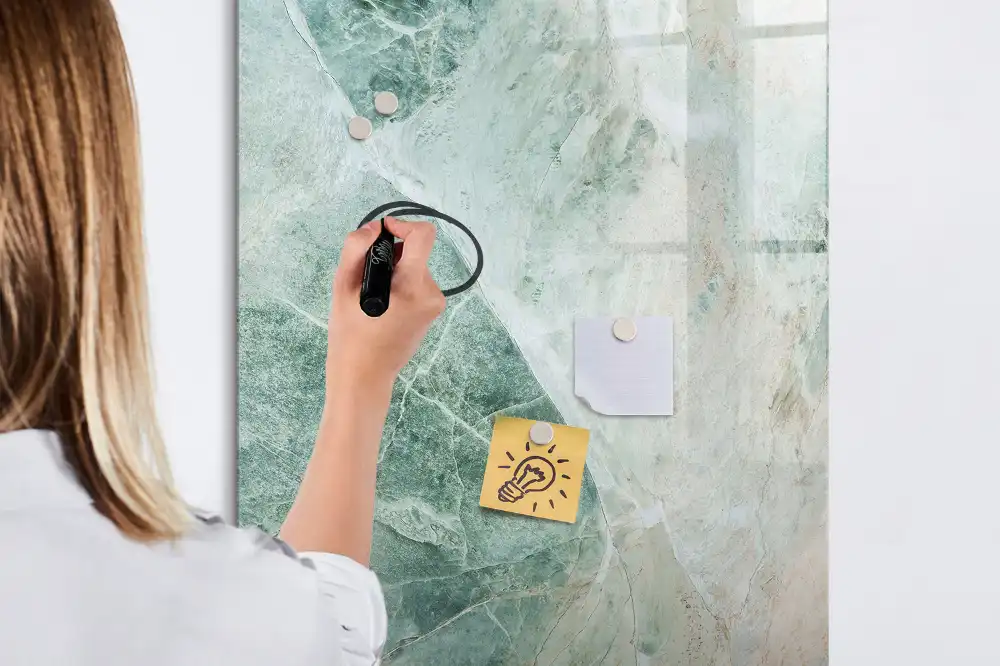 Tablă magnetică de perete cu aspect de piatră decorativă