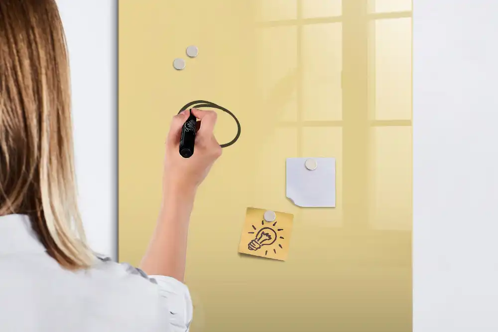 Tablă magnetică pentru birou de culoare crem