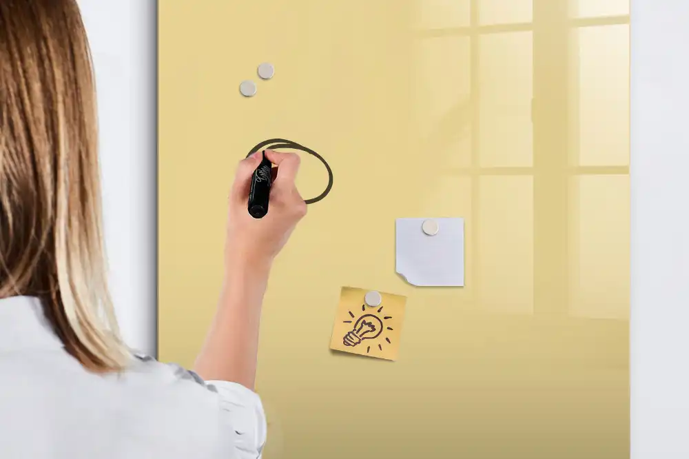 Tablă magnetică pentru birou de culoare crem