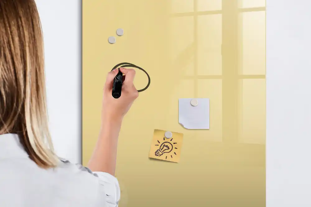 Tablă magnetică pentru birou de culoare crem