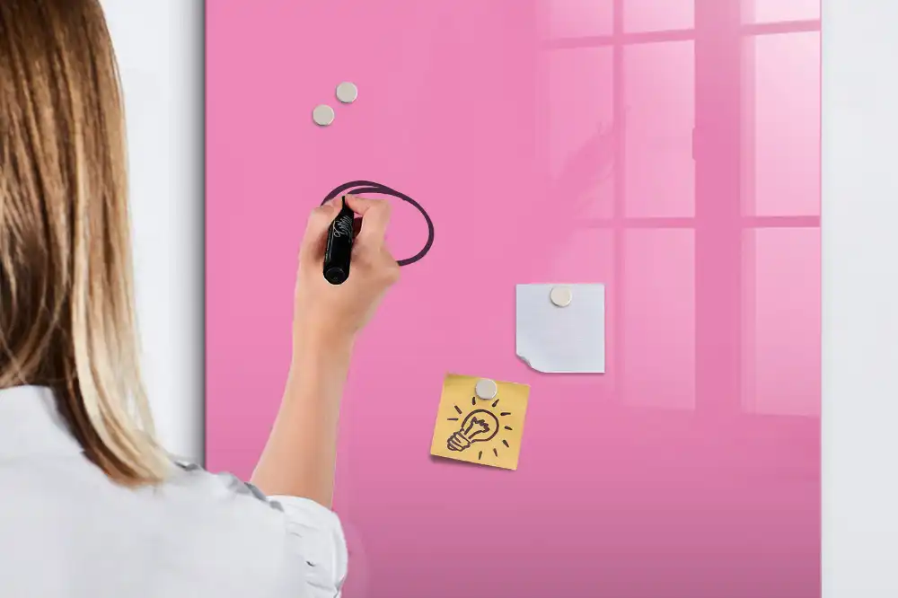 Tablă magnetică pentru birou de culoare roz