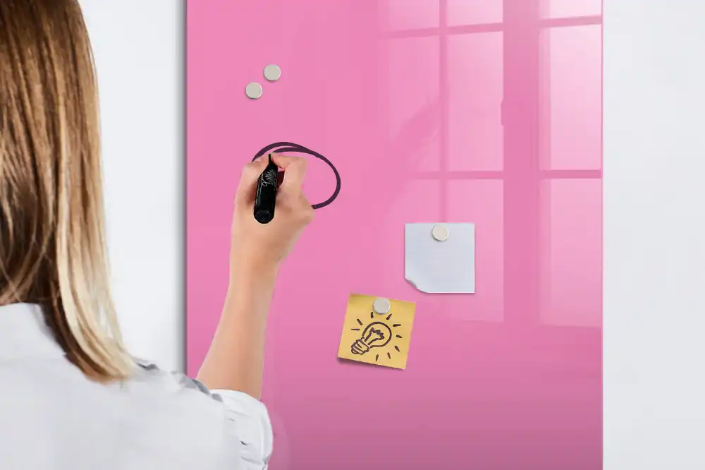 Tablă magnetică pentru birou de culoare roz