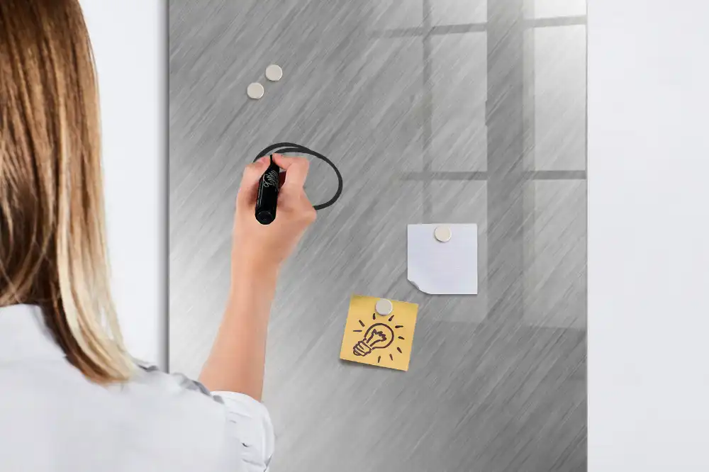 Tablă magnetică de scris cu finisaj metalic strălucitor