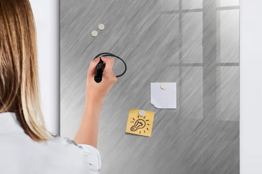 Tablă magnetică de scris cu finisaj metalic strălucitor