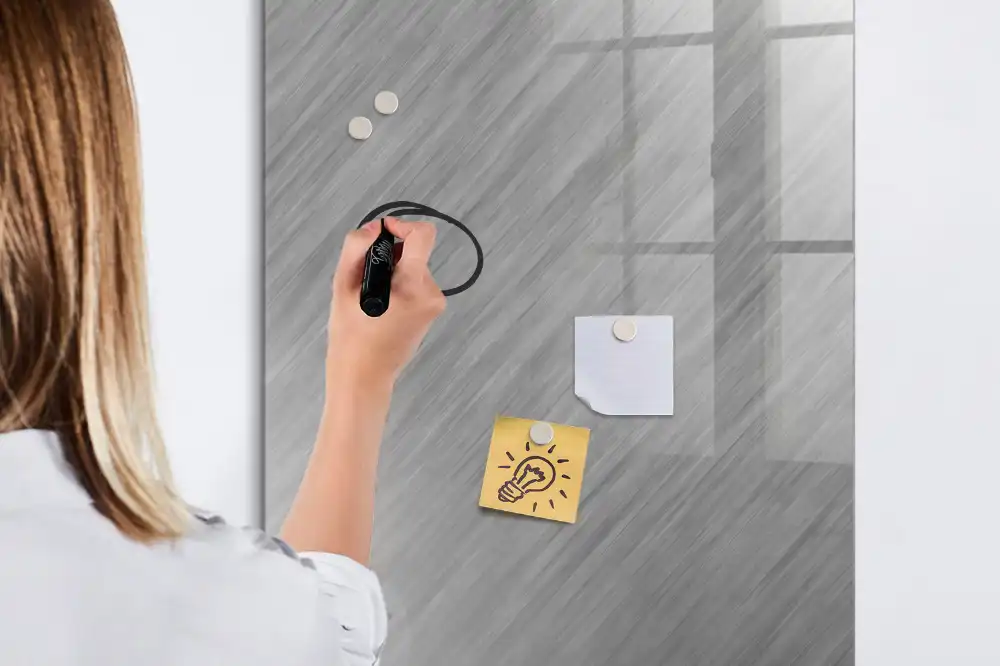 Tablă magnetică de scris cu finisaj metalic strălucitor