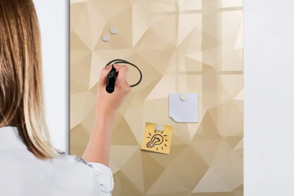 Tablă magnetică pentru birou cu model cu piramide geometrice