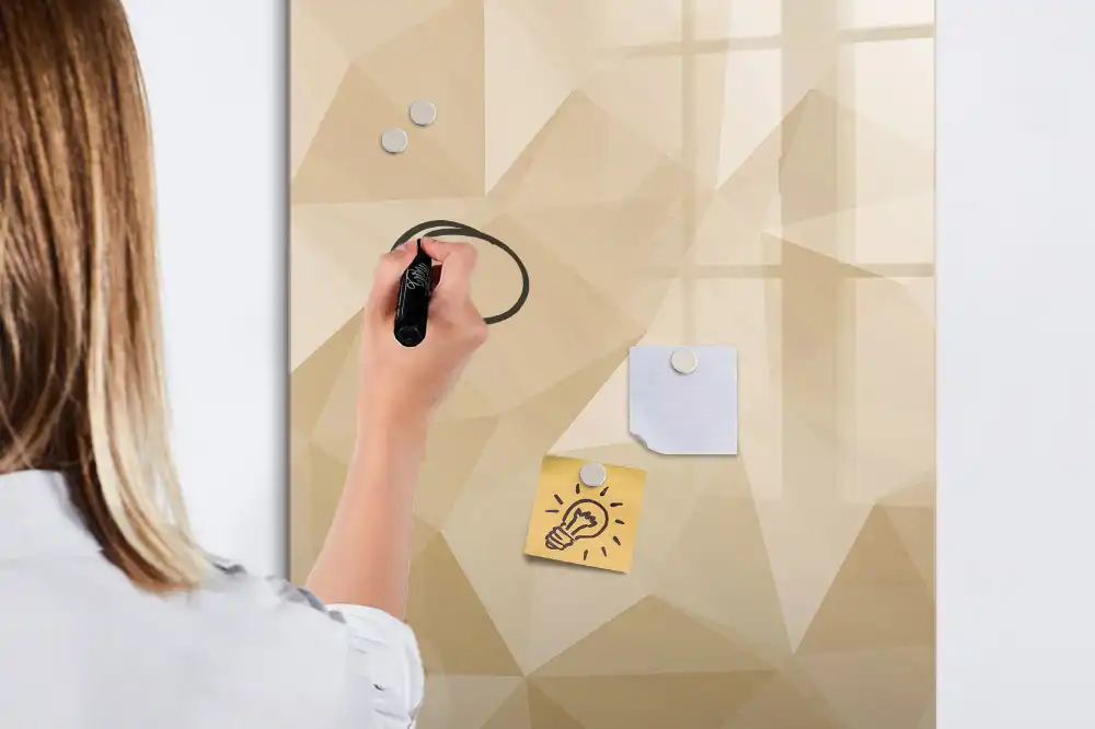 Tablă magnetică pentru birou cu model cu piramide geometrice
