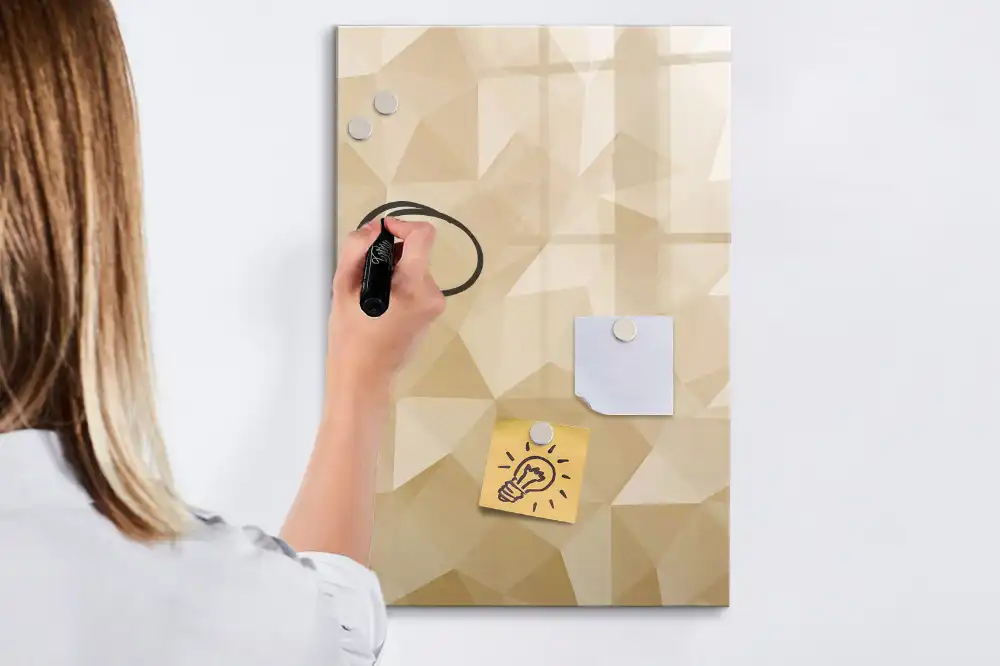 Tablă magnetică pentru birou cu model cu piramide geometrice