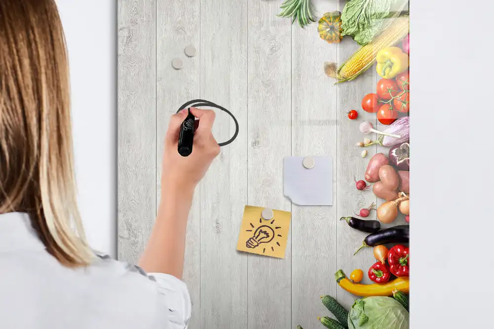 Tablă magnetică pentru scris configurată cu motive de legume pe suport din lemn