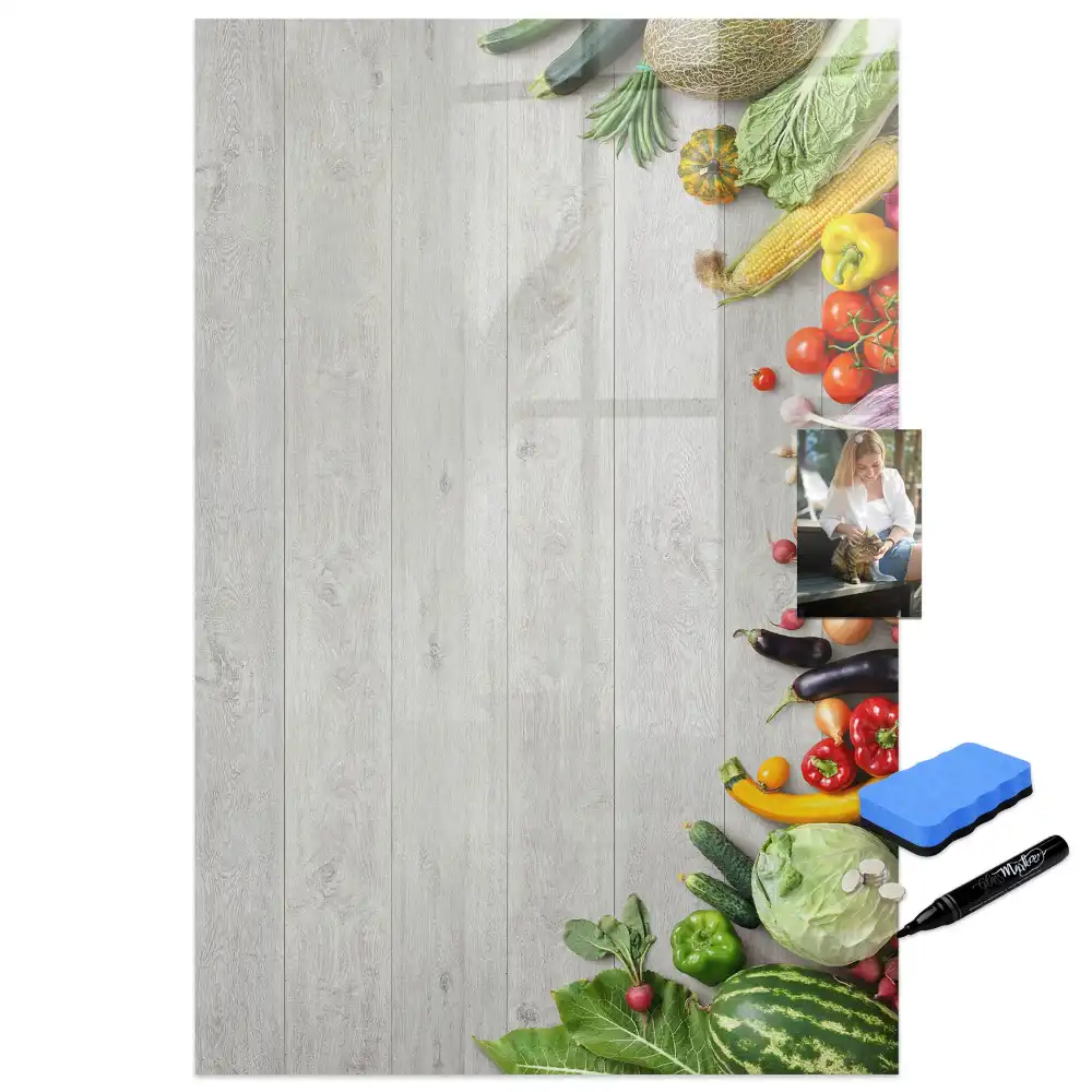 Tablă magnetică pentru scris configurată cu motive de legume pe suport din lemn