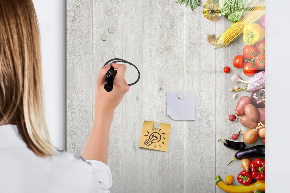 Tablă magnetică pentru scris configurată cu motive de legume pe suport din lemn