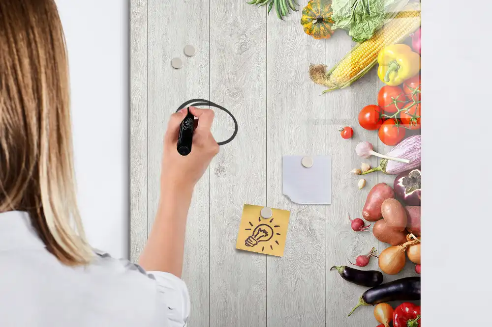 Tablă magnetică pentru scris configurată cu motive de legume pe suport din lemn