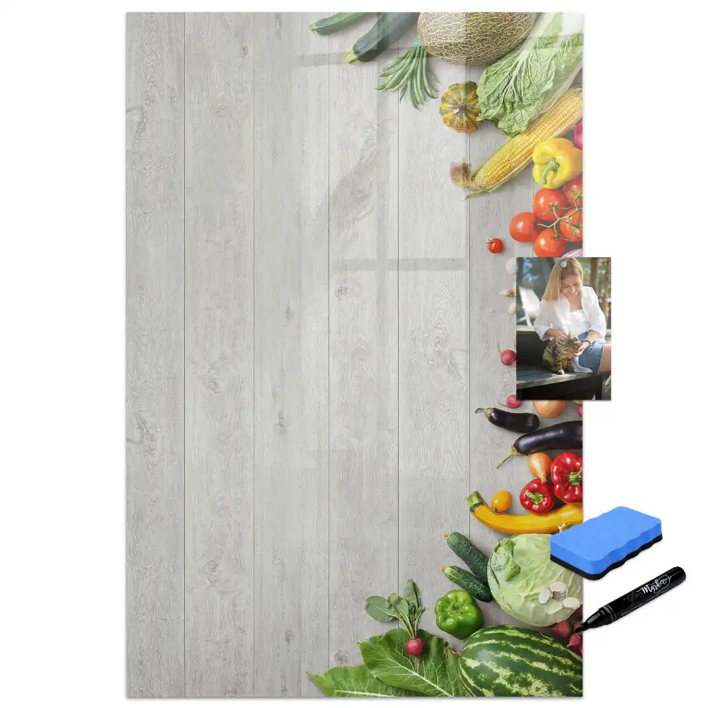 Tablă magnetică pentru scris configurată cu motive de legume pe suport din lemn