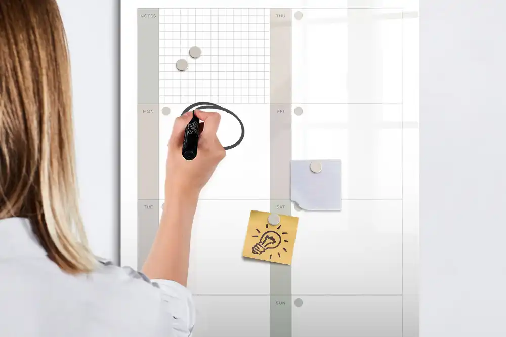 Tablă magnetică de perete pentru program săptămânal