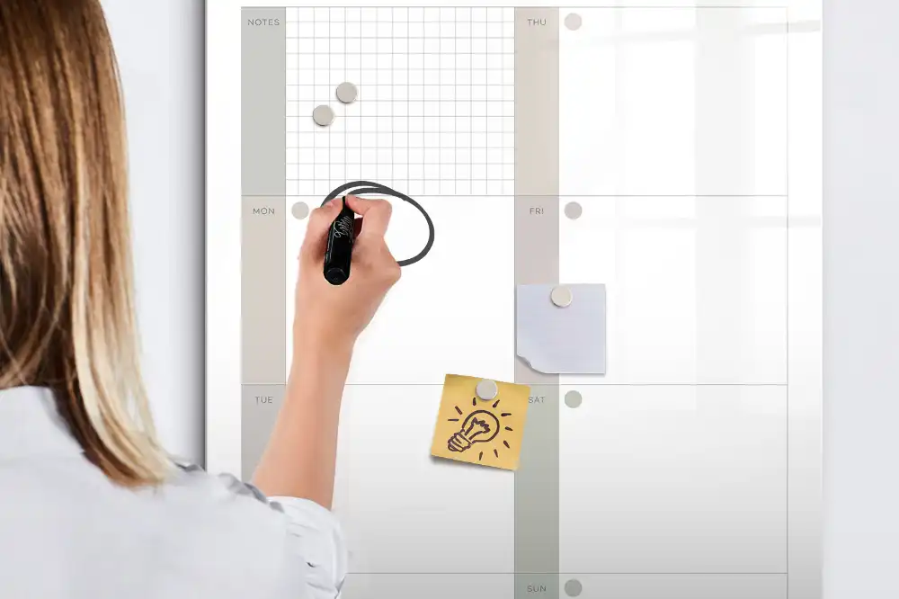 Tablă magnetică de perete pentru program săptămânal