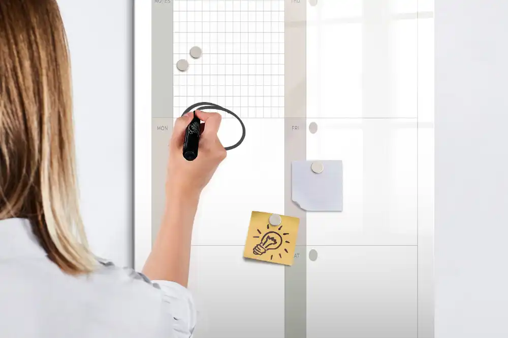 Tablă magnetică de perete pentru program săptămânal